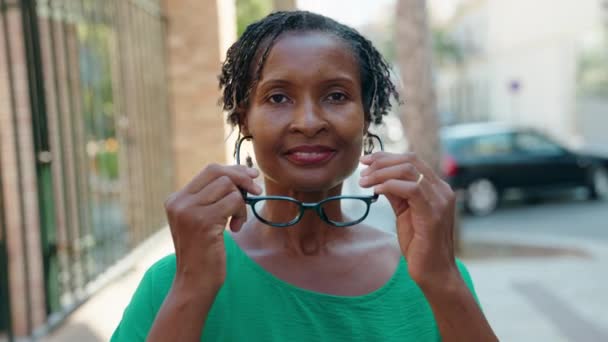 Afrykańska Kobieta Średnim Wieku Uśmiecha Się Pewnie Nosząc Okulary Ulicy — Wideo stockowe