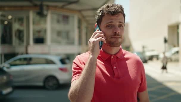 Hombre Hispano Joven Preocupado Hablando Teléfono Inteligente Calle — Vídeo de stock