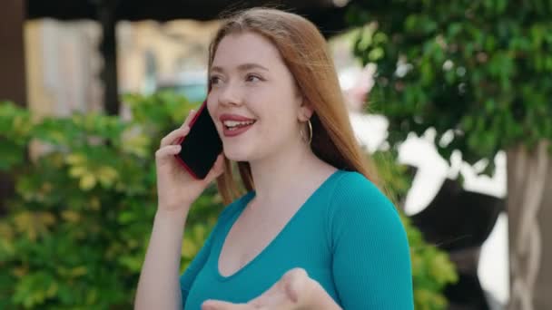 Ung Rödhårig Kvinna Ler Tryggt Talar Smartphone Gatan — Stockvideo