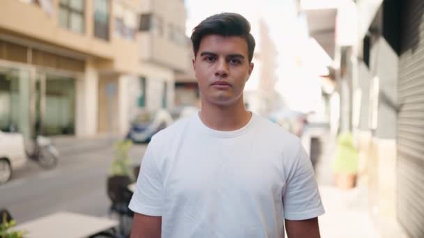 Mladý Hispánec Usmívá Sebevědomě Stojí Ulici — Stock video