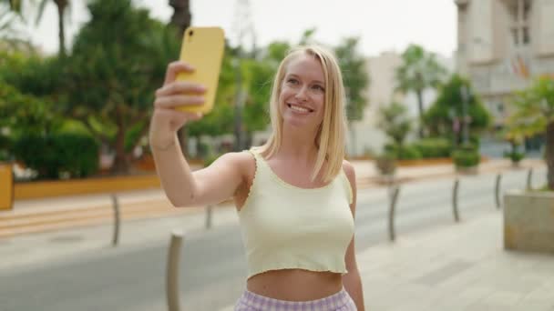 Jovem Loira Sorrindo Confiante Fazendo Selfie Pelo Smartphone Parque — Vídeo de Stock