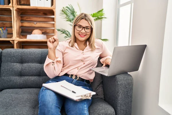 Young Hispanic Woman Working Online Consultation Office Smiling Idea Question —  Fotos de Stock