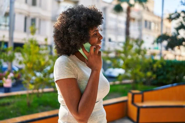 Mujer Afroamericana Sonriendo Confiada Hablando Smartphone Parque — Foto de Stock