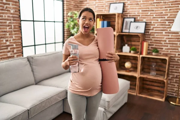 Mujer Embarazada Joven Sosteniendo Esterilla Yoga Casa Enojada Loca Gritando —  Fotos de Stock
