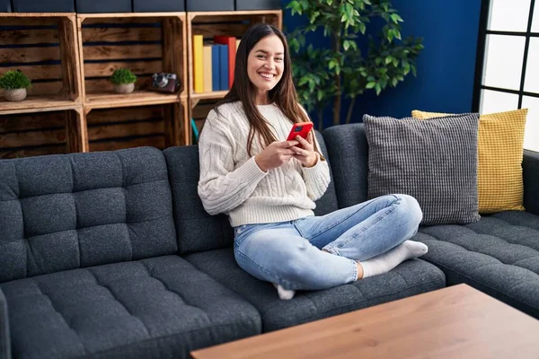 Jeune Femme Utilisant Smartphone Assis Sur Canapé Maison — Photo