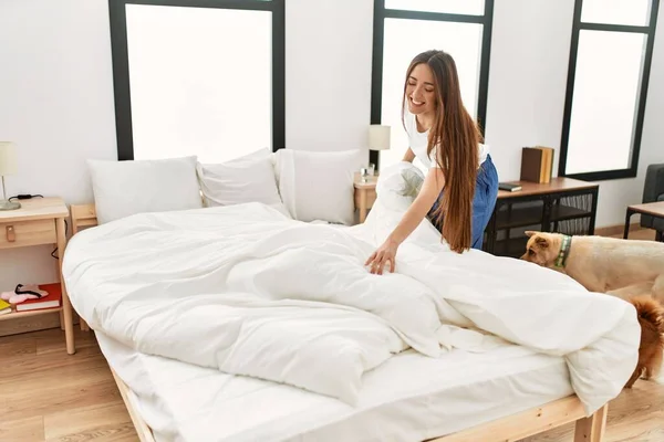Genç Spanyol Kadın Gülümsüyor Yatak Odasında Kendine Güvenen — Stok fotoğraf