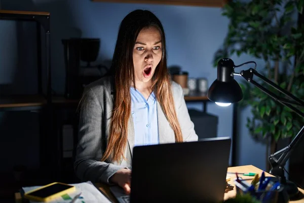Genç Esmer Kadın Geceleri Ofiste Çalışıyor Şaşırmış Korkmuş Bir Ifade — Stok fotoğraf