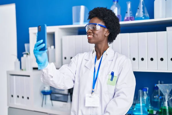 Young African American Woman Scientist Make Selfie Smartphone Laboratory — ストック写真