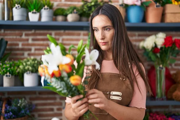 Young Beautiful Hispanic Woman Florist Holding Bouquet Flowers Flower Shop — Stok fotoğraf