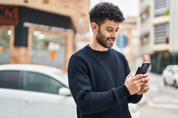 Jovem Árabe Homem Sorrindo Confiante Usando Smartphone Rua — Fotografia de Stock