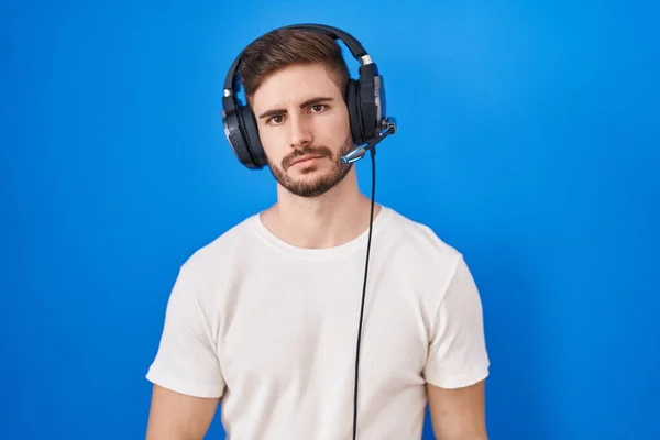 Ισπανόφωνος Άντρας Γενειάδα Ακούγοντας Μουσική Φορώντας Ακουστικά Που Φαίνονται Νυσταγμένα — Φωτογραφία Αρχείου