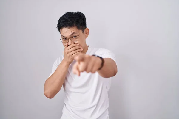 Jovem Asiático Homem Sobre Fundo Branco Rindo Você Apontando Dedo — Fotografia de Stock