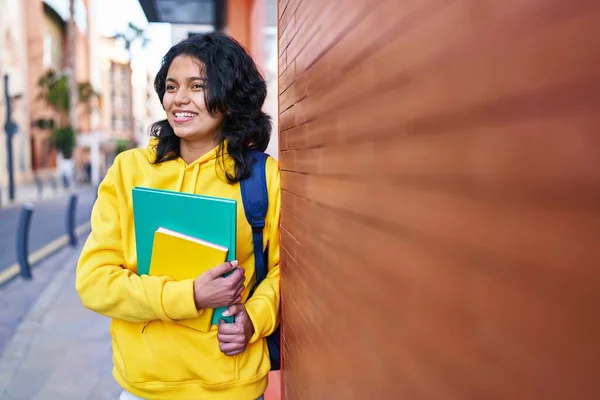 Junge Lateinamerikanische Studentin Lächelt Selbstbewusst Und Hält Bücher Auf Der — Stockfoto
