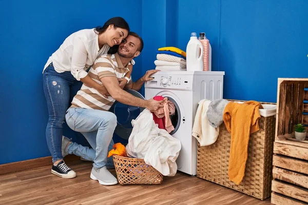Homem Mulher Casal Abraçando Uns Aos Outros Lavar Roupas Lavanderia — Fotografia de Stock