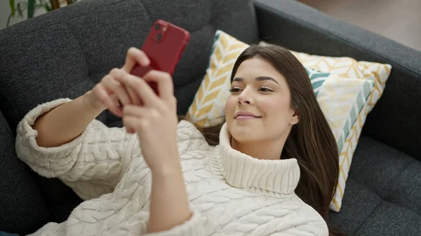 Jonge Mooie Spaanse Vrouw Met Behulp Van Smartphone Liggend Bank — Stockfoto
