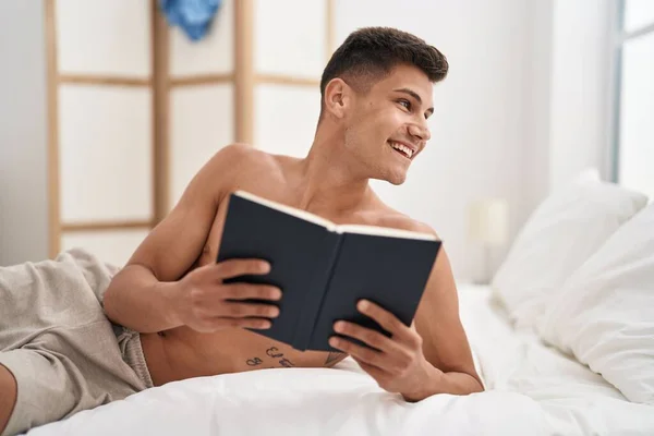 Молодой Латиноамериканец Читает Книгу Кровати Спальне — стоковое фото
