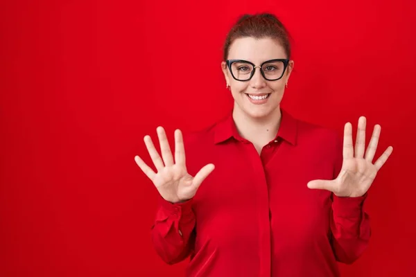 Young Hispanic Woman Red Hair Standing Red Background Showing Pointing — Stock Photo, Image