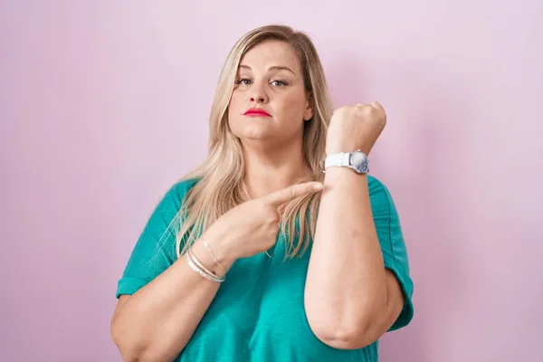 Caucasian Size Woman Standing Pink Background Hurry Pointing Watch Time — Stockfoto