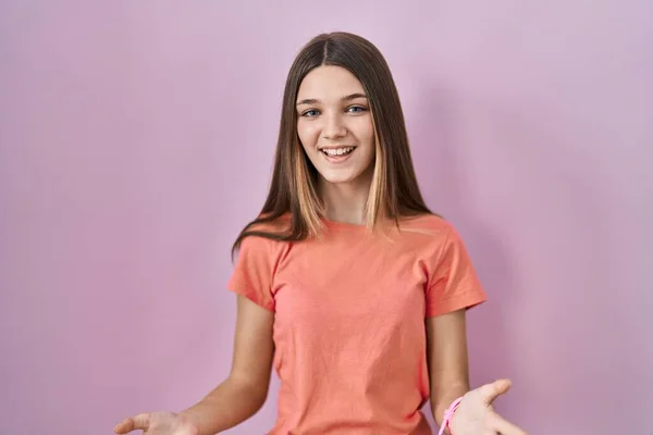 Chica Adolescente Pie Sobre Fondo Rosa Sonriendo Alegre Con Los —  Fotos de Stock
