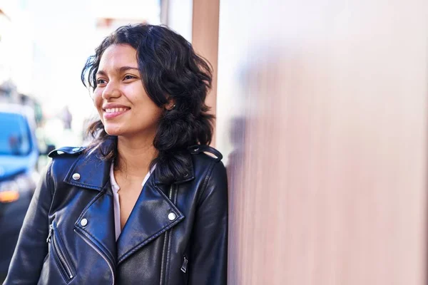 Junge Lateinische Frau Lächelt Selbstbewusst Und Schaut Auf Der Straße — Stockfoto