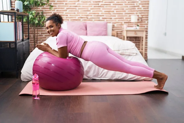 Африканская Американка Тренирует Основные Упражнения Использованием Мяча Спальне — стоковое фото