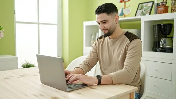 Genç Arap Adam Evdeki Masada Dizüstü Bilgisayar Kullanıyor — Stok fotoğraf
