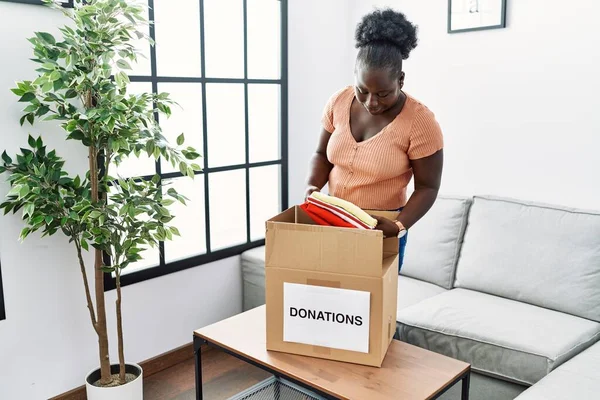 Jong Afrikaans Amerikaans Vrouw Vouwen Kleding Naar Doneren Thuis — Stockfoto