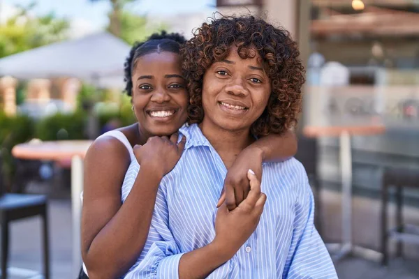 Αφρο Αμερικανίδες Μητέρα Και Κόρη Αγκαλιάζονται Στο Δρόμο — Φωτογραφία Αρχείου