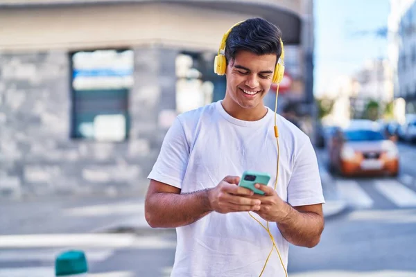 Jeune Homme Hispanique Souriant Confiant Écoutant Musique Dans Rue — Photo