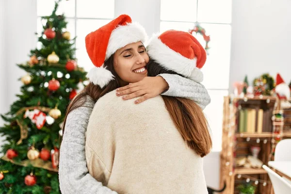 Gülümseyen Iki Kadın Birbirlerine Sarılıyorlar Noel Ağacının Yanında Duruyorlar — Stok fotoğraf
