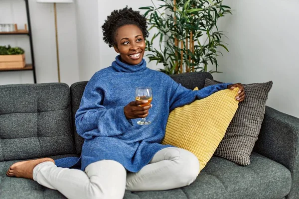 Mujer Afroamericana Bebiendo Copa Vino Sentada Mesa Casa — Foto de Stock
