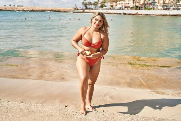 Mujer Hispana Joven Usando Bikini Usando Crema Solar Playa —  Fotos de Stock