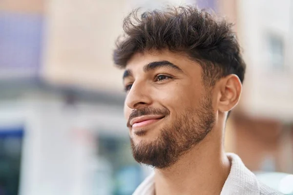 Jovem Árabe Homem Sorrindo Confiante Olhando Para Lado Rua — Fotografia de Stock