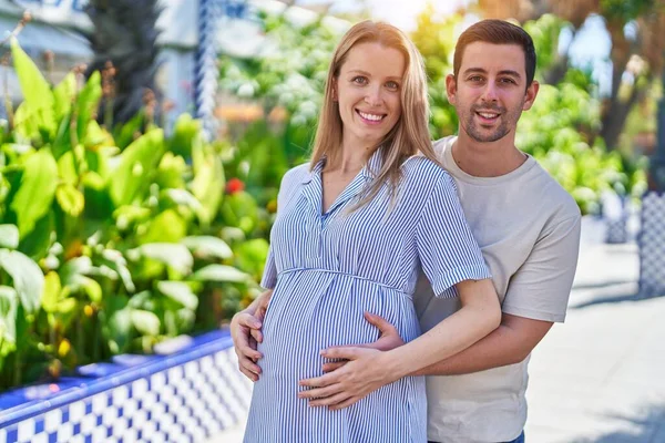 Mann Und Frau Umarmen Sich Und Erwarten Baby Park — Stockfoto