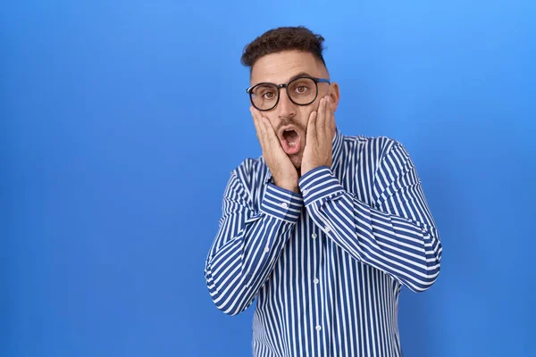 Spanisch Mann Mit Bart Trägt Brille Angst Und Schock Überraschung — Stockfoto