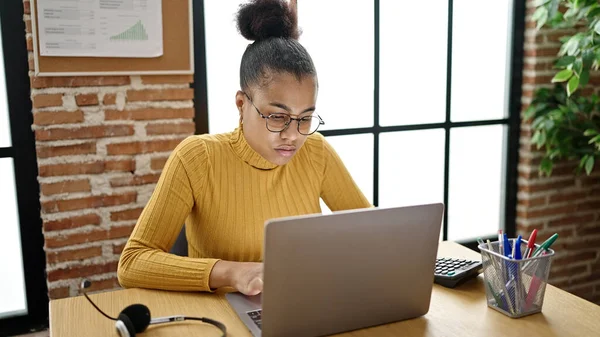 若いアフリカ系アメリカ人女性のビジネスワーカーがオフィスでノートパソコンを使って — ストック写真