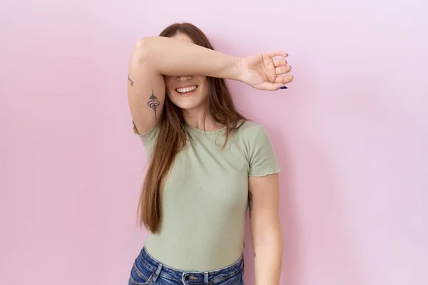 Mooie Brunette Vrouw Staan Roze Achtergrond Bedekken Ogen Met Arm — Stockfoto