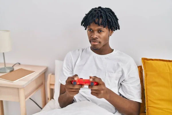 Afroamerikansk Man Spelar Spel Sittandes Sängen Sovrummet — Stockfoto