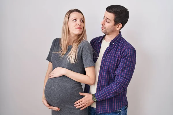Casal Jovem Esperando Bebê Sobre Fundo Branco Sorrindo Olhando Para — Fotografia de Stock