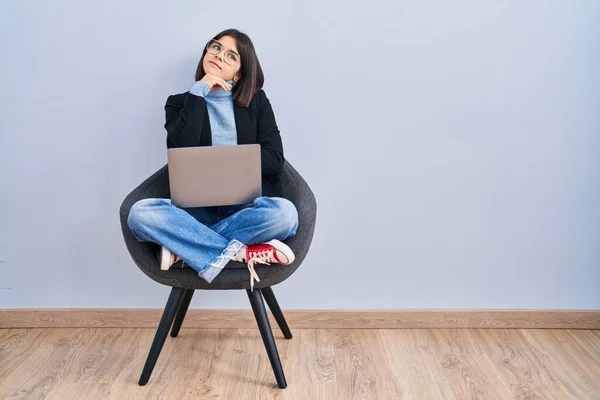 Mujer Hispana Joven Sentada Silla Usando Computadora Portátil Con Mano — Foto de Stock