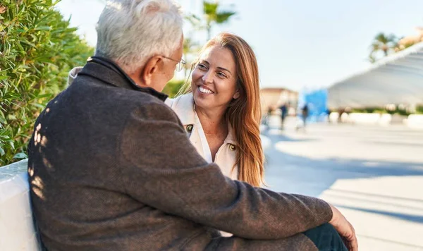 Middelbare Leeftijd Man Vrouw Paar Glimlachen Zelfverzekerd Zitten Bank Park — Stockfoto