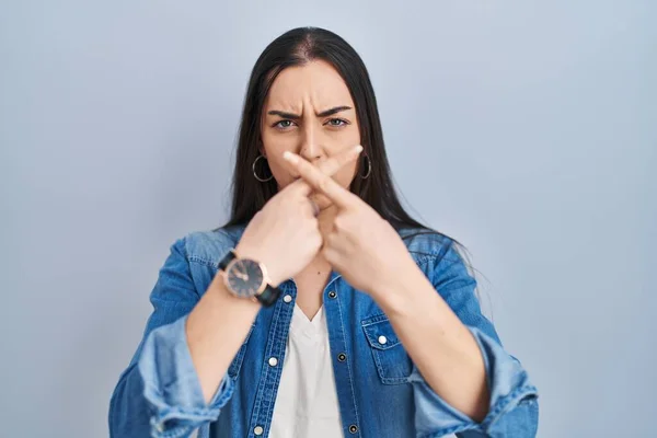 Hispanische Frau Steht Über Blauem Hintergrund Zurückweisung Ausdruck Daumen Drücken — Stockfoto