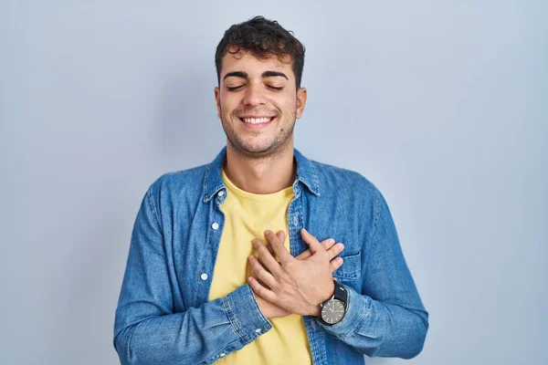 Νεαρός Ισπανός Στέκεται Πάνω Από Μπλε Φόντο Χαμογελώντας Χέρια Στο — Φωτογραφία Αρχείου