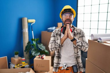 Sakallı, evde çalışan, dilenen ve dua eden genç İspanyol bir adam. Yüzünde umut ifadesi olan çok duygusal ve endişeli bir ifade var. Yalvarıyor. 