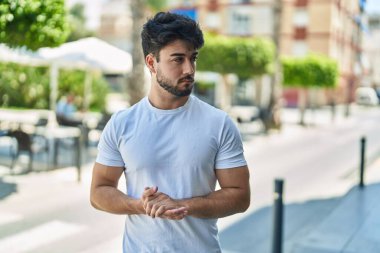 Sokakta duran gevşek yüzlü İspanyol genç adam.