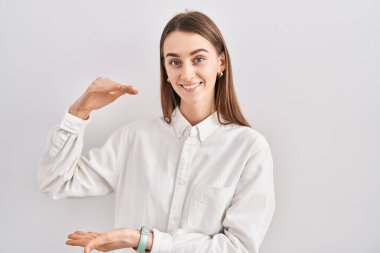 İzole edilmiş arka planda duran beyaz bir kadın. Ellerinde büyük ve büyük bir işaret, ölçü sembolü var. Kameraya bakıp gülümsüyor. ölçüm kavramı. 