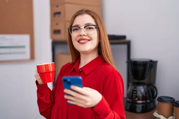 Jonge Roodharige Vrouw Zakelijke Werknemer Met Behulp Van Smartphone Het — Stockfoto