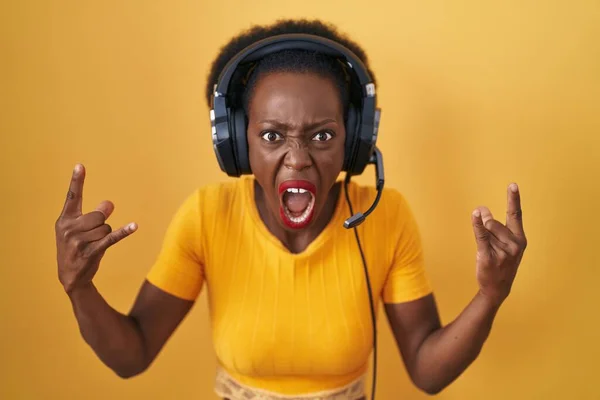 African Woman Curly Hair Standing Yellow Background Wearing Headphones Shouting — Stock Photo, Image