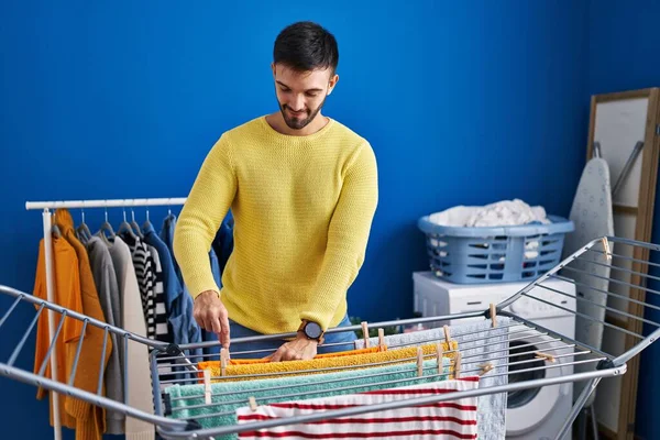 Jovem Hispânico Sorrindo Confiante Pendurado Roupas Varal Lavanderia — Fotografia de Stock