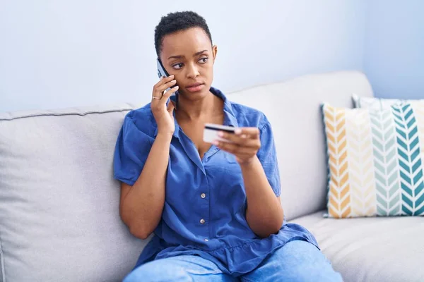 Africano Americano Mulher Falando Smartphone Segurando Cartão Crédito Sentado Sofá — Fotografia de Stock